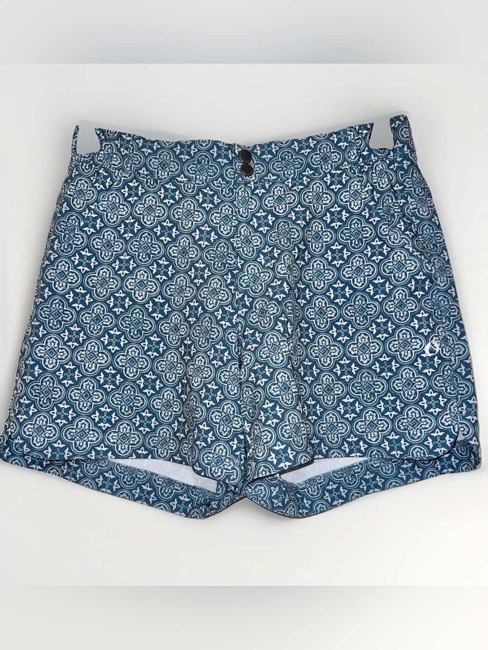 The American Outdoorsman Shorts Women's Size M Green Medallion Hiking Utility